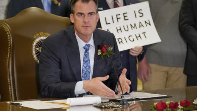 Photo of Oklahoma governor signs bill to make abortion illegal