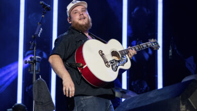 Photo of Patrick Mahomes makes surprise appearance at Luke Combs concert
