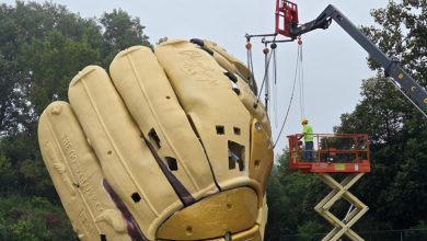 Photo of Giant Rawlings Glove unveiling Monday in St. Louis